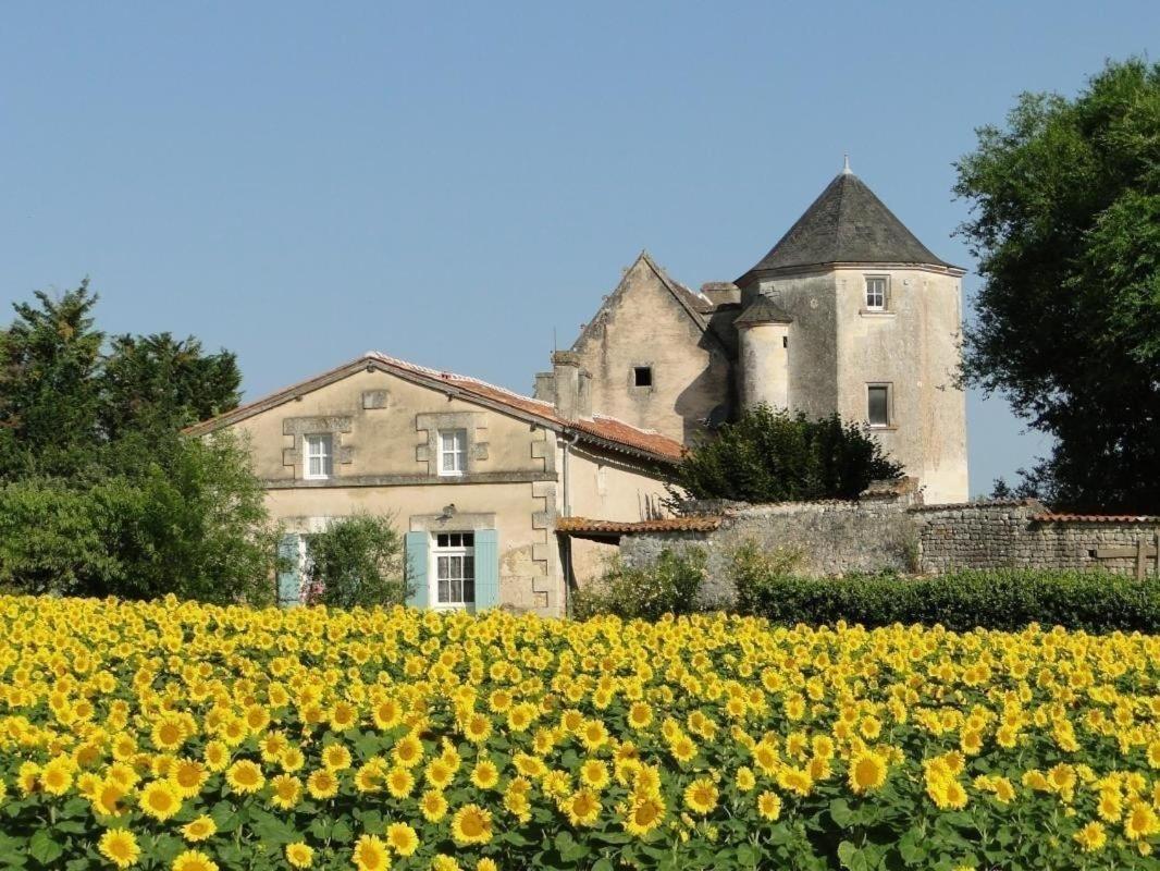 Gite du Château de Pernan Avy Exterior foto