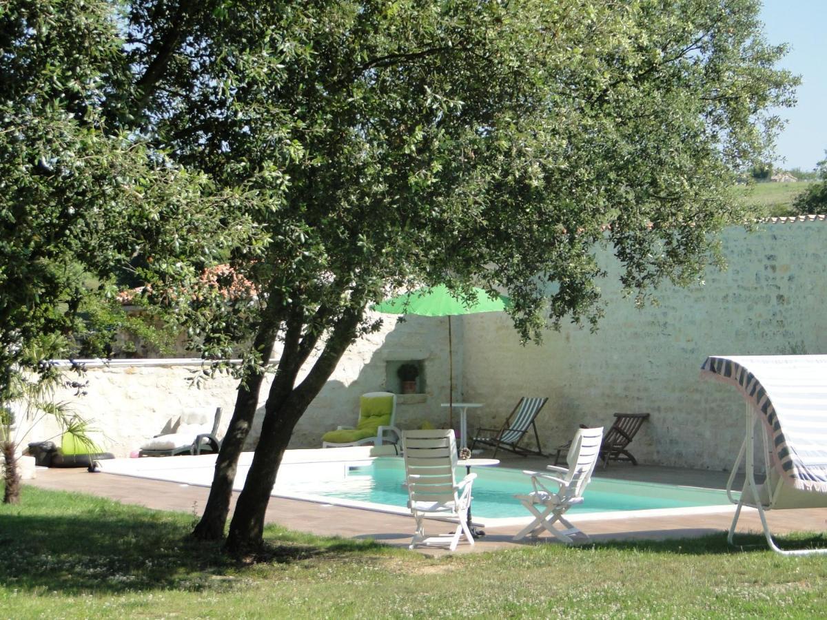 Gite du Château de Pernan Avy Exterior foto